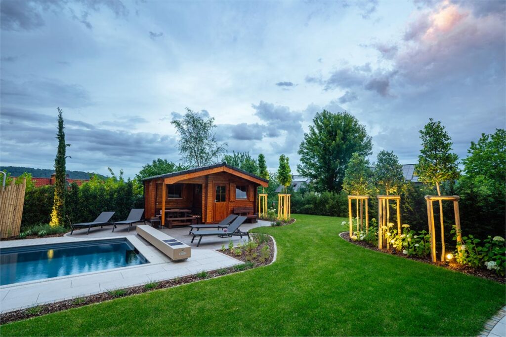 Projektbild zu Privater Garten mit Pool, Sauna und Beleuchtung