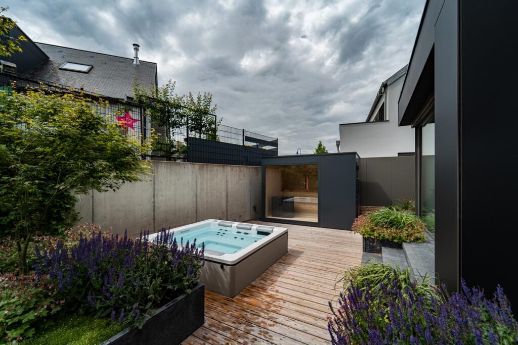 Projektbild zu Saunagarten mit Whirlpool und Holzterrasse