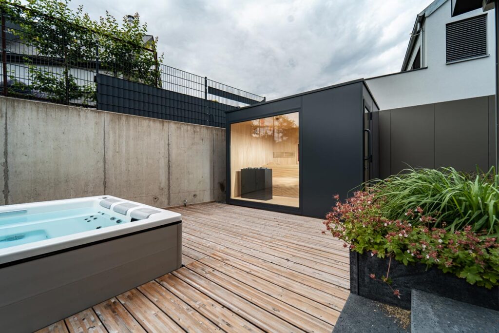 Projektbild zu Saunagarten mit Whirlpool und Holzterrasse